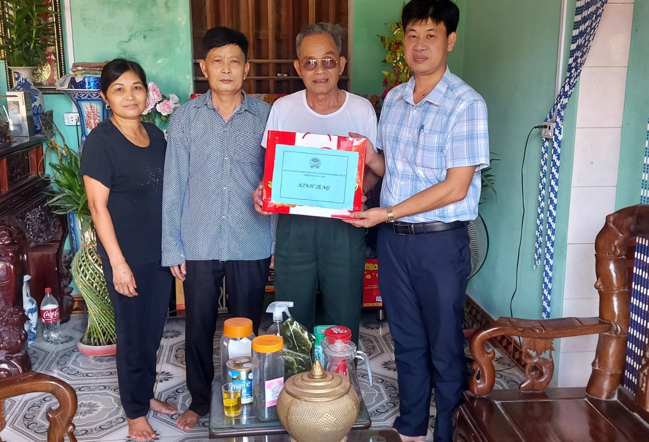 Hội nông dân xã Trao tặng quà.