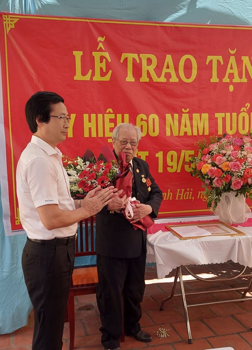 LỄ TRAO TẶNG HUY HIỆU ĐẢNG ĐỢT 19/5/2022.